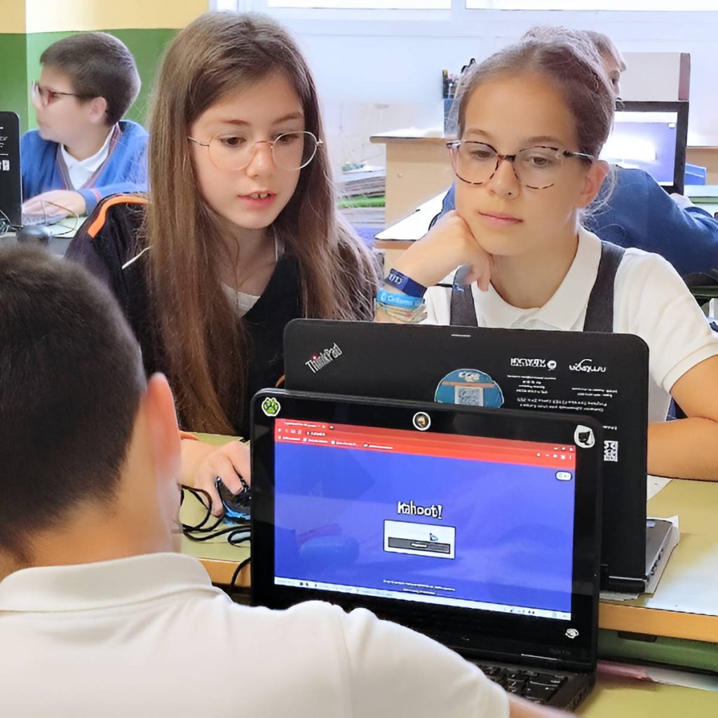 dos alumnas de primaria utilizando los medios digitales del Colegio Atalaya Cantabria para trabajar en el aula
