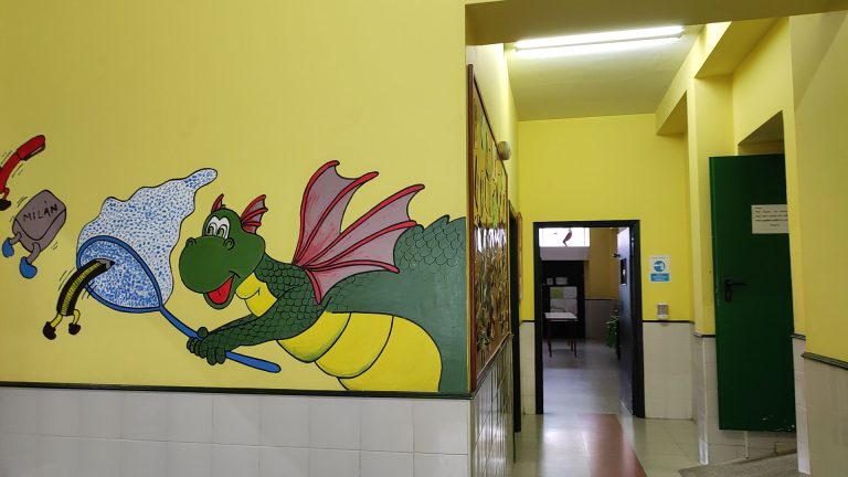 fotografía de la entrada al colegio